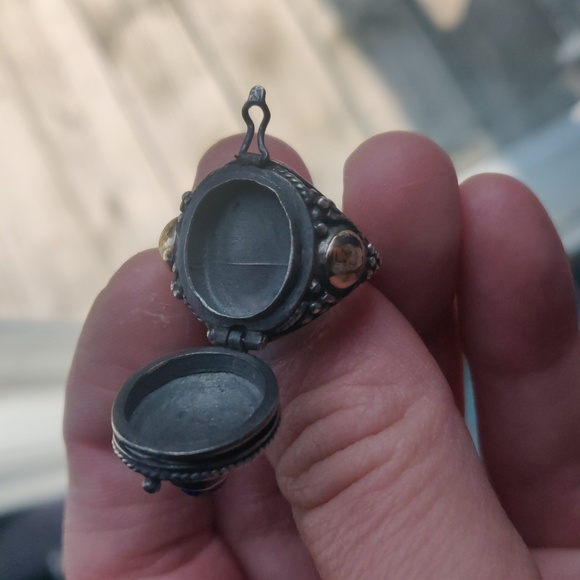 Poison ring - Picture 4 of 4